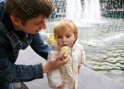 Daddy gives to daughter ice-cream Daddy gives to daughter ice-cream