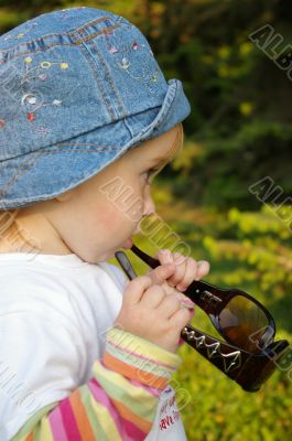 Little girl and sunglasses Little girl and sunglasses