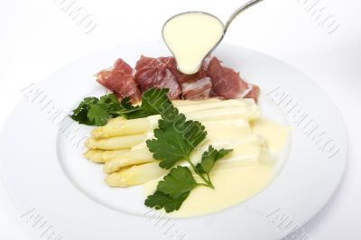 White asparagus with ham and hollandaise sauce