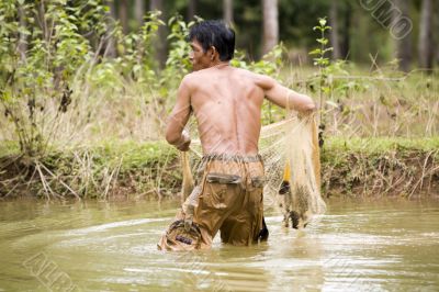 Fishing with throw net