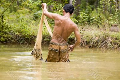 Fishing with throw net