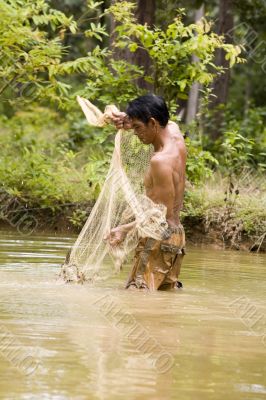 Fishing with throw net