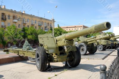 Large-caliber army gun - the Howitzer.