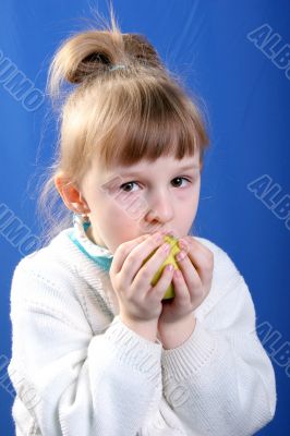girl eat the apple