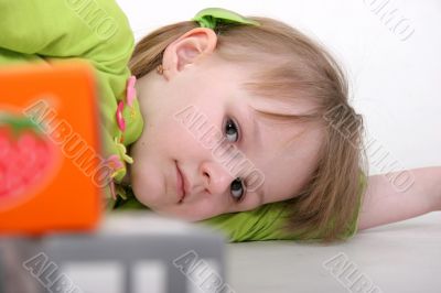 girl play with bricks