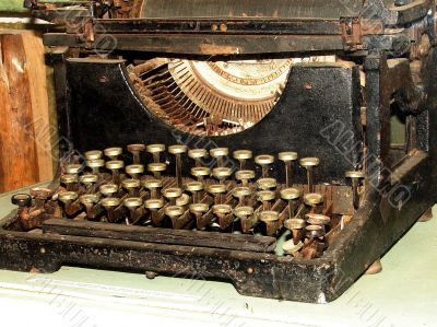  	obsolete vintage typewriter