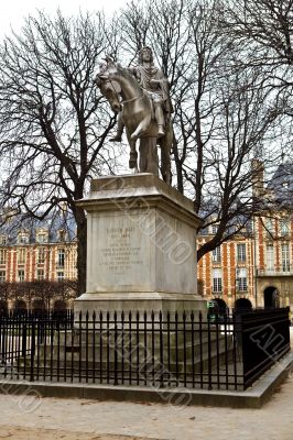 Statue of the Lui XIII on Place des Vosges Statue of the Lui XIII on Place des Vosges