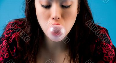 Chewing bubble gum