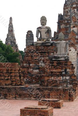 Buddhas and pagoda