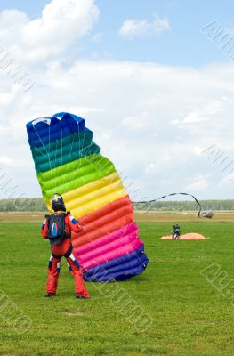 The sportsman puts a parachute