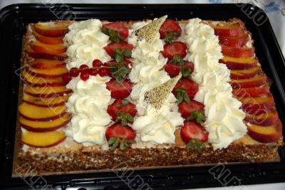 A creamy cake with fruits