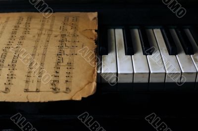 Keyboard of the piano and old notes
