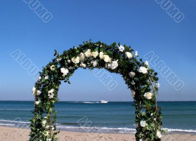 Arc of flowers during a wedding at the sea