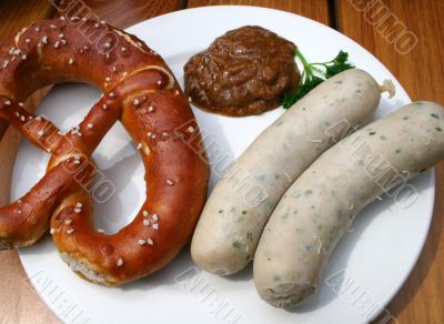 Bavarian veal sausage -Weisswurst- with Pretzel