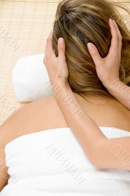 beautician hands giving head massage to lady