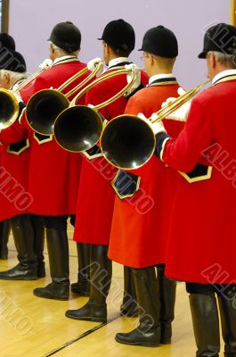 musicians playing on hunting horns