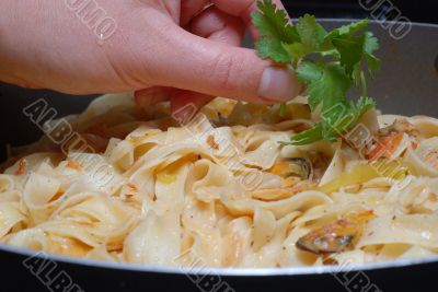 Cooking pasta and decorating it