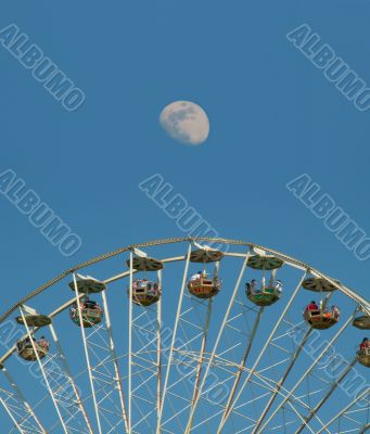 Big Ferris wheel in front of the moon