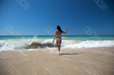 woman ready to the waves