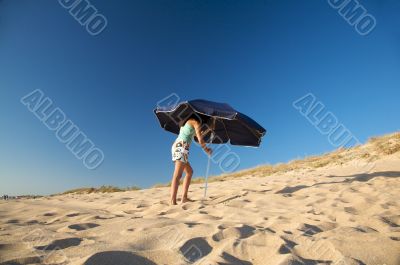 woman placing parasol