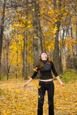 girl in autumn park