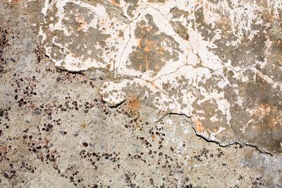 The old cracked wall