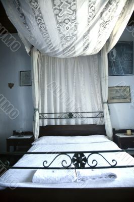 bed with canopy