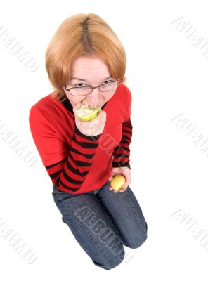 The girl eats an two apples