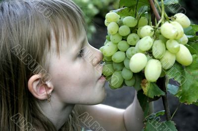 girl eat the grape