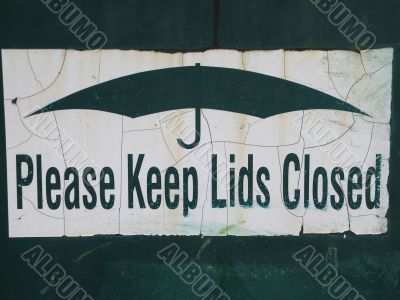 please keep lids closed sign