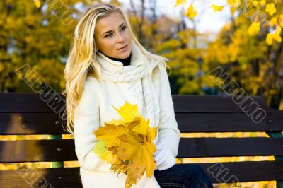 Fall girl on the bench