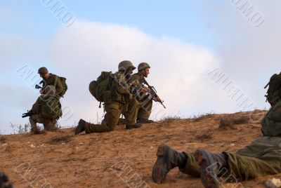 Israeli soldiers excersice in a desert