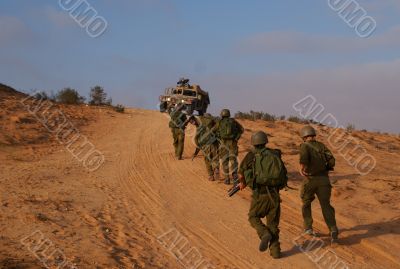 Israeli soldiers excersice in a desert