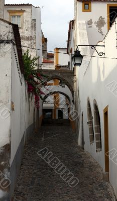 Street coloured in white and yellow