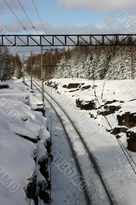 Path among rocks and snowdrifts