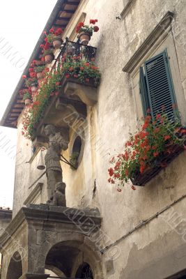 Santa Fiora (Grosseto) - Ancient house with statue