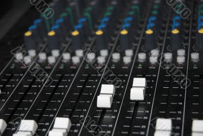 Sound mixer console