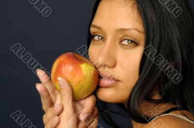 woman`s keeping the raw apple