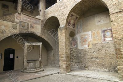 San Gimignano (Siena) - Court with well and staircase