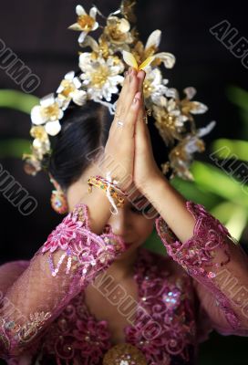 Indonesian bride prays