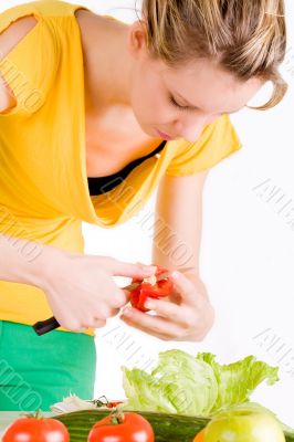 Cut the paprika in pieces Cut the paprika in pieces