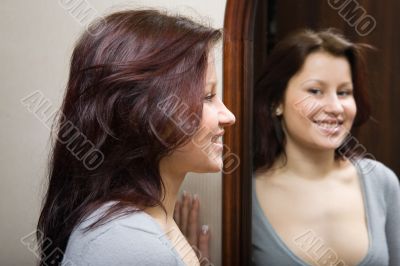 The girl looking at itself in a mirror