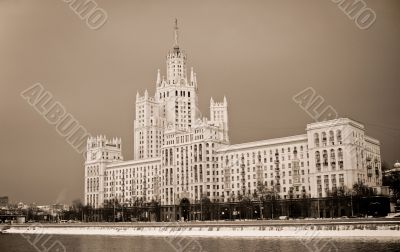 Large apartment house on the Moscow river