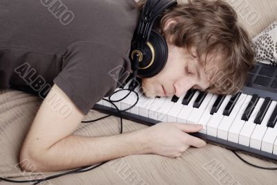 Man asleep on the MIDI-keyboard