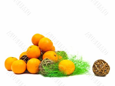 mandarines and golden balls with green