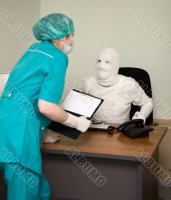 Patient similar to a mummy and the doctor