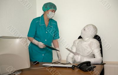 Patient similar to a mummy and the doctor