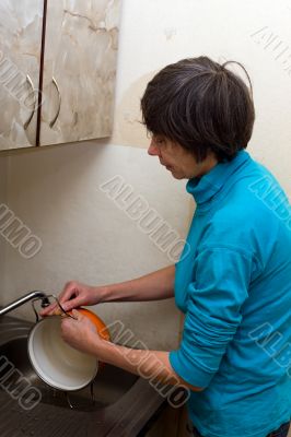 Washing of kitchen utensils