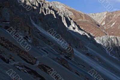 Dangerous trail on the slope