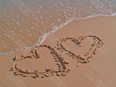 Hearts drawn on sand Hearts drawn on sand